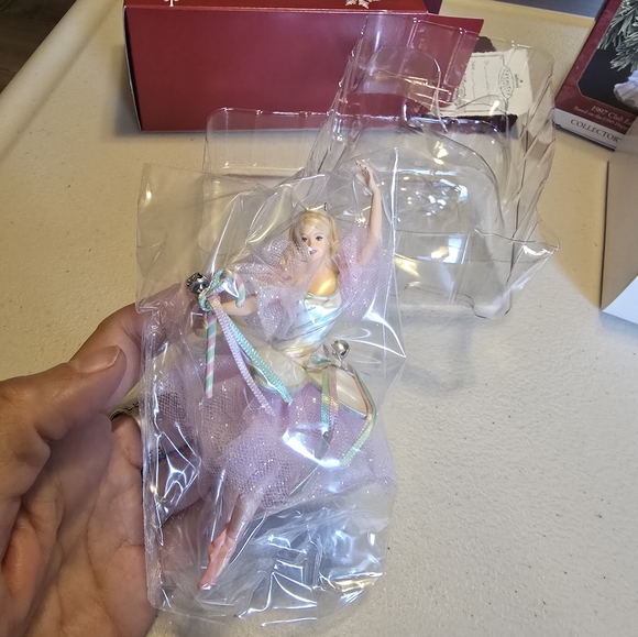 Peppermint Candy Cane, Barbie, 5", Posed en pointe, Ornament dated 2004 - Picture 3 of 5